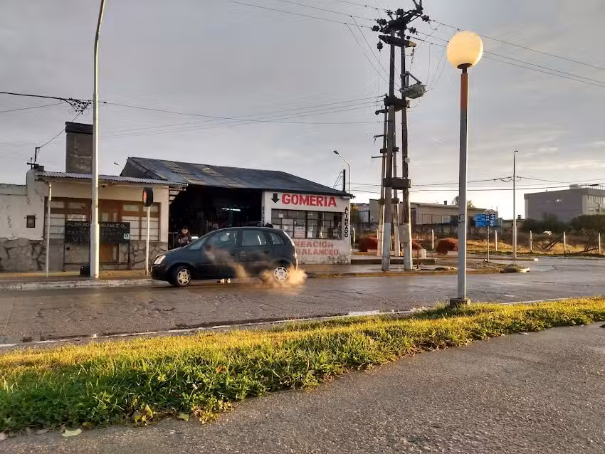 El Ciclón, Gomeria y Serv.