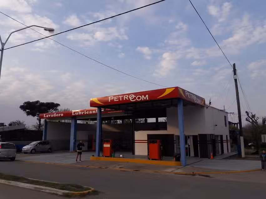 Estación de servicio «PetroCom»